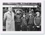 Trener Kazimierz Gorski i trampkarze * Warszawa 1982 r. Stadion Legii  - pozegnanie trenera Kazimierza Gorskiego.Na zdjeciu trener gorski i trampkarze warszawskiej Legii. Fot.Jan rozmarynowski/ Forum * 2772 x 2034 * (831KB)